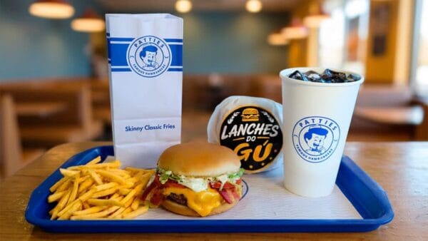 Lanches do Gu em destaque: hambúrguer, batatas fritas e copo com logo da Patties.